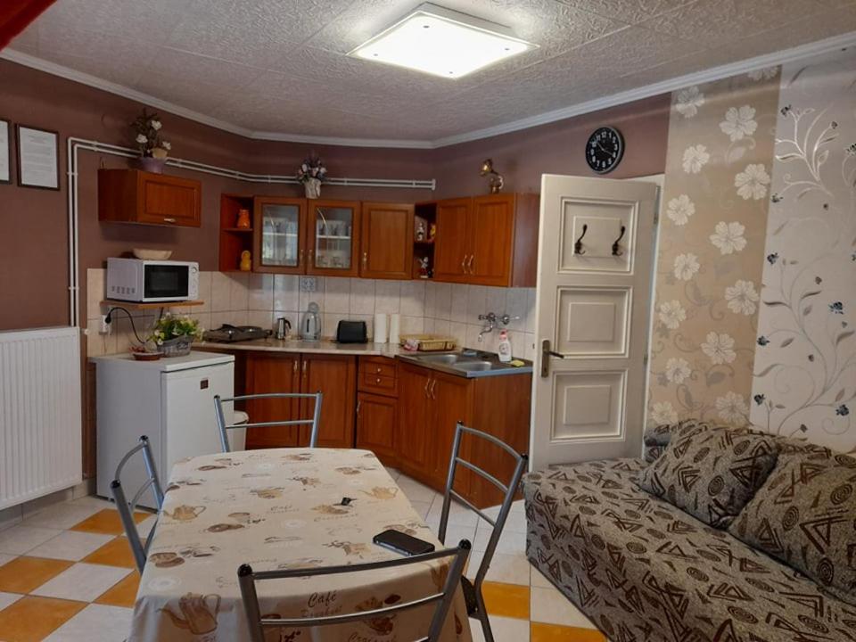 Gyoengyvirag Apartment Romhány Exterior foto
